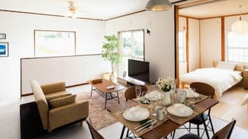 House, 2 Bedrooms | In-room dining