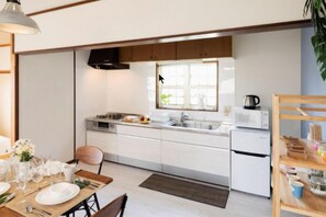 House, 2 Bedrooms | Dapur kecil peribadi | Peti sejuk, ketuhar gelombang mikro, dapur, cerek elektrik 