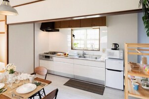 Refrigerador, microondas, placa de cocina, tetera/pava eléctrica