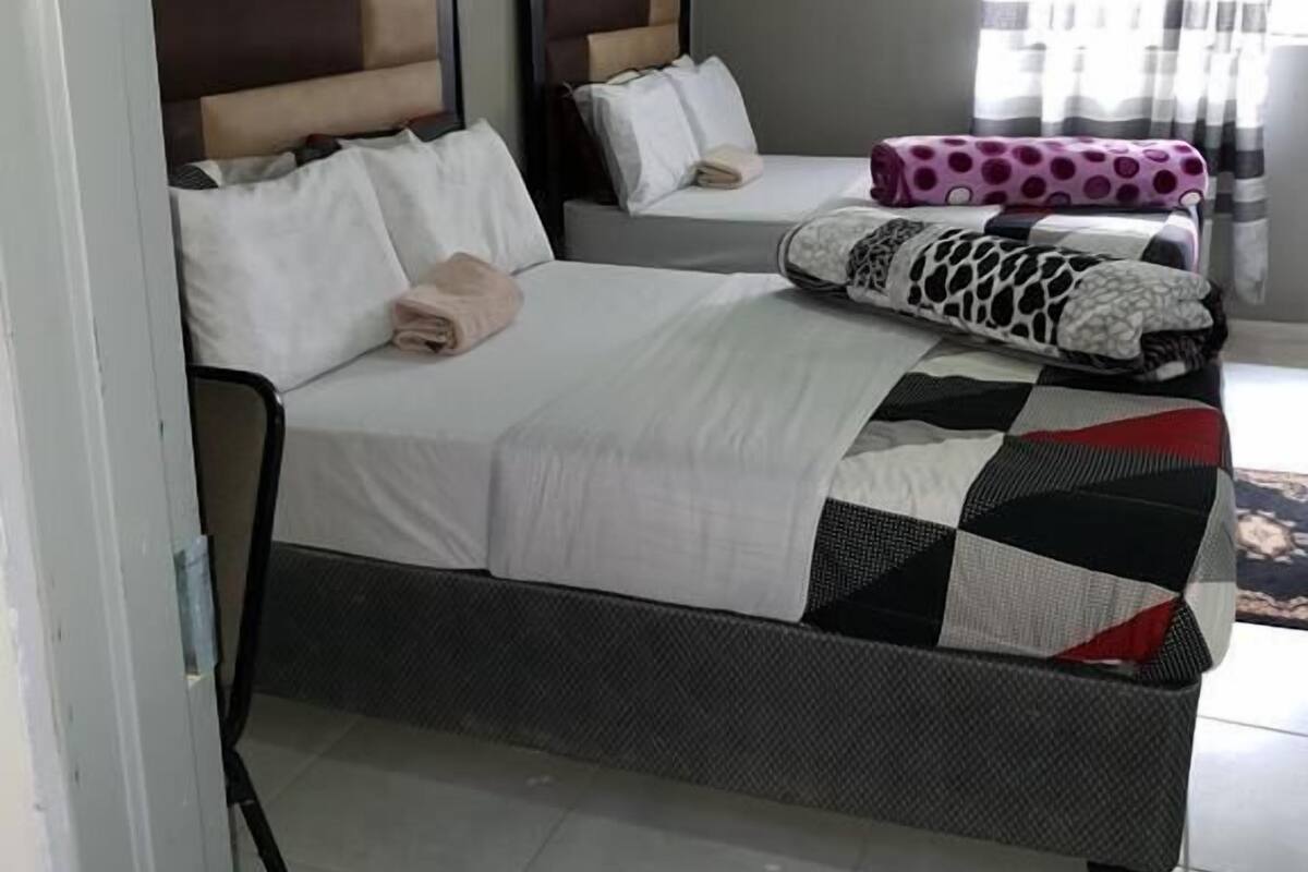 Family Room | Desk, soundproofing, free WiFi
