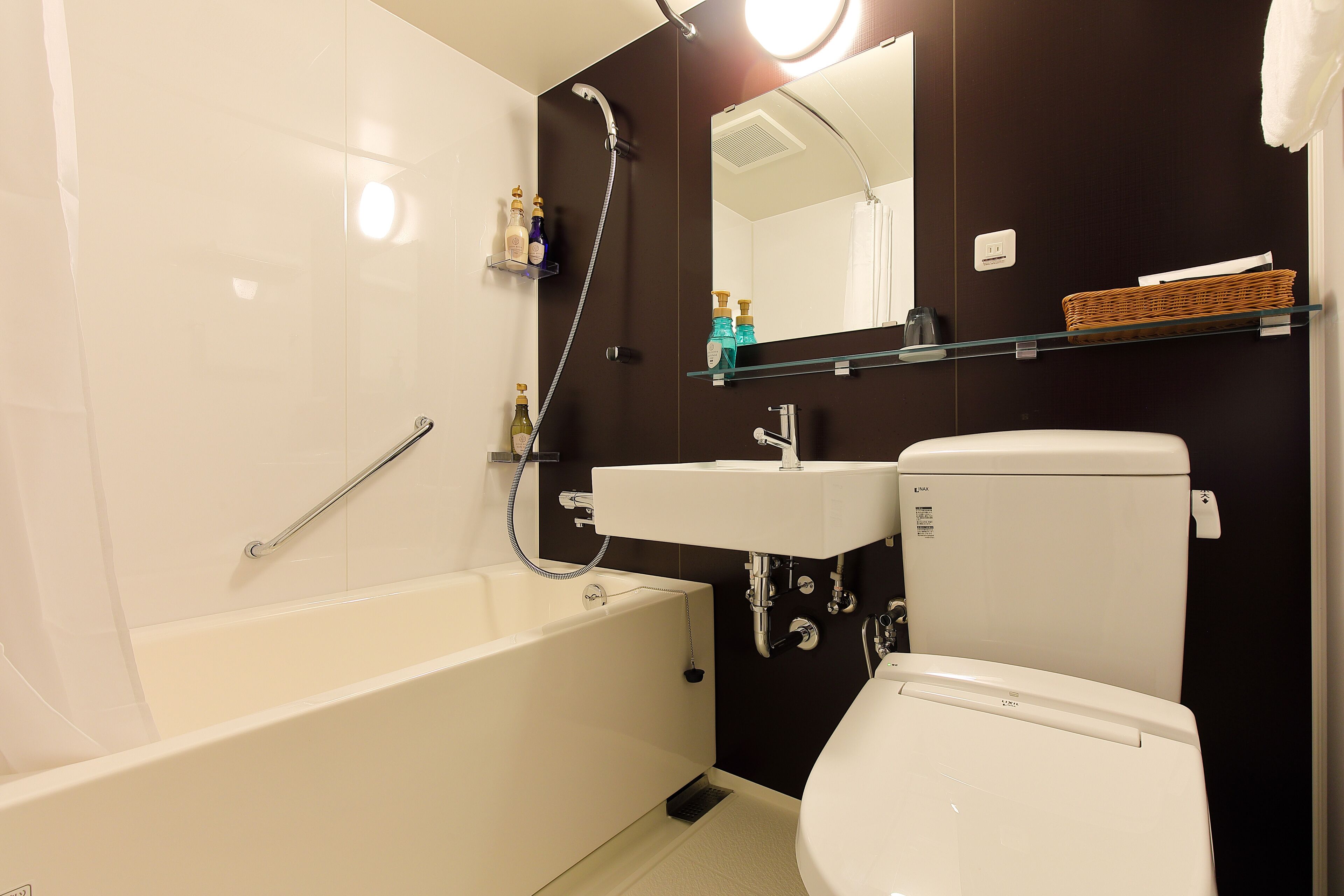 standard single room (type a) | bathroom | combined shower/bathtub, free toiletries, hair dryer, slippers