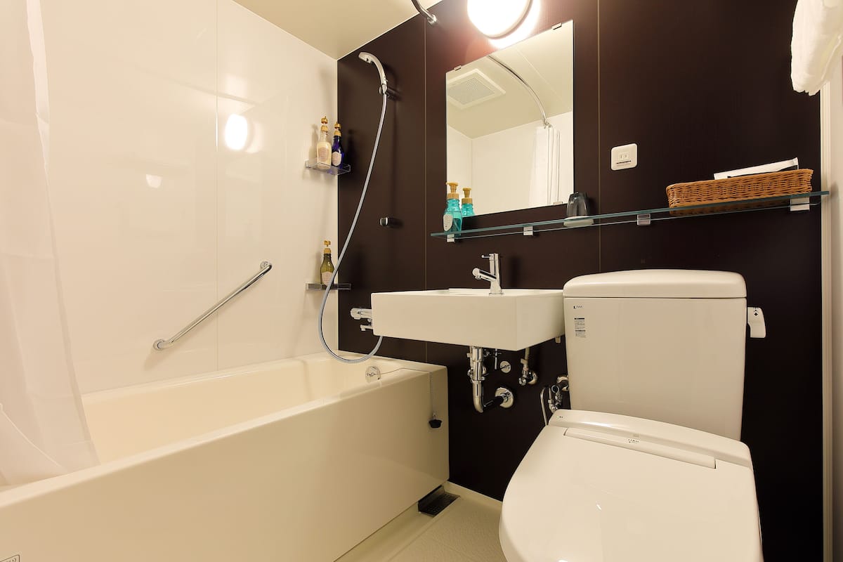 standard single room (type a) | bathroom | combined shower/bathtub, free toiletries, hair dryer, slippers