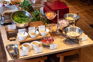 A buffet table with various food items and labels. - Hotel Prefort Nishiakashi (Akashi)
