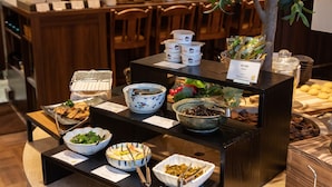 Een buffet met diverse gerechten en bestek.
