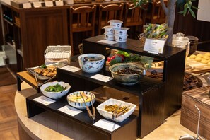 Tägliches Frühstücksbuffet (1500 JPY pro Person)