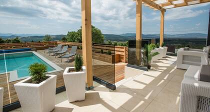 Villa mit zwei Pools