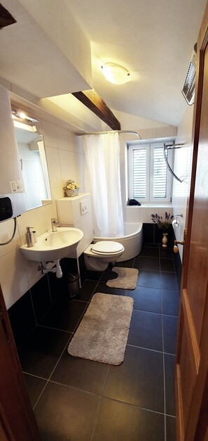 Superior Apartment, 2 Bedrooms | Bathroom | Shower, free toiletries, hair dryer, towels - Dolce Vita Apartments (Split)