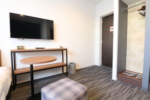 Kahden hengen huone (kaksi sänkyä) (with Sofa bed) | Silitysrauta/-lauta, ilmainen Wi-Fi, vuodevaatteet