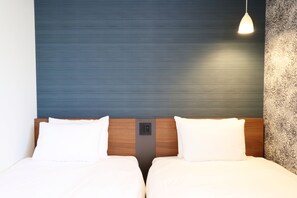 Værelse med 2 enkeltsenge (with Sofa bed) | Strygejern/strygebræt, gratis Wi-Fi, sengetøj