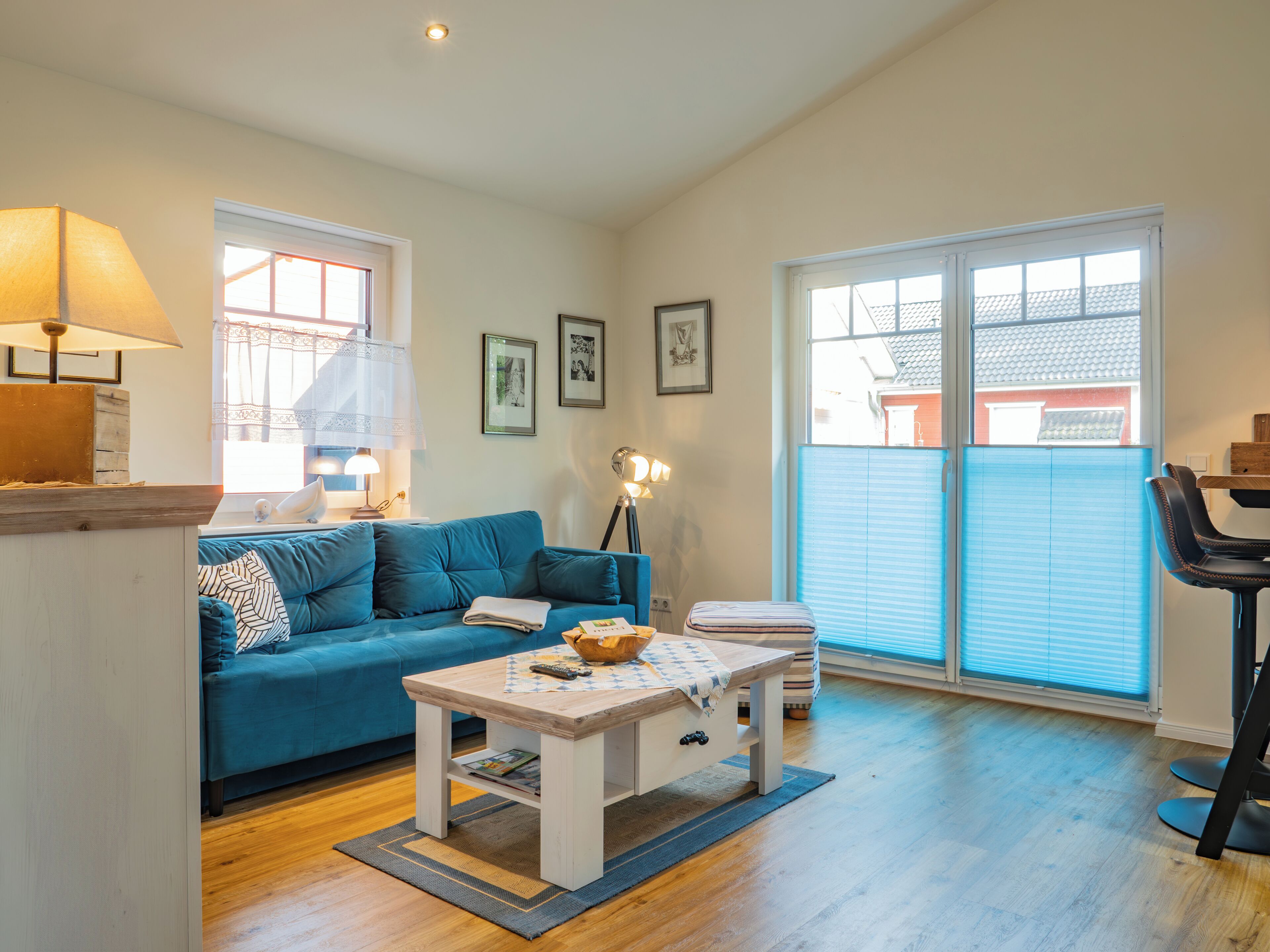 Una Smart TV, libros, un reproductor estéreo