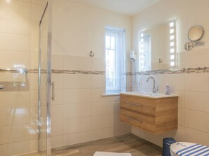 Dusche, Haartrockner, Handtücher, Seife