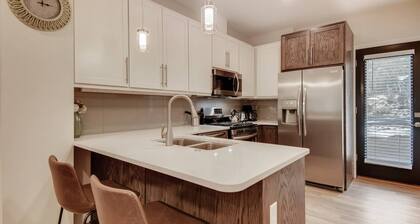 The Hollyhock Hideaway Close to Slopes