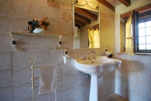Habitación Deluxe | Baño | Secadora de cabello, bidet, toallas, jabón