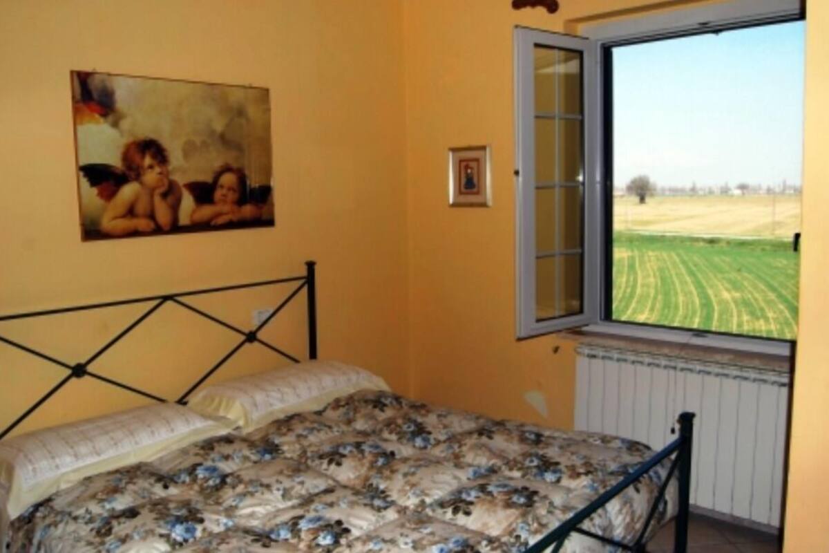 Habitación doble | Escritorio y ropa de cama