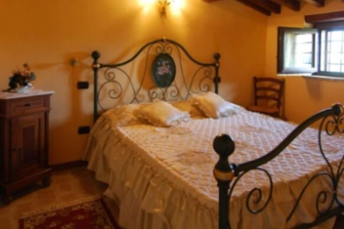 Habitación Deluxe | Escritorio y ropa de cama