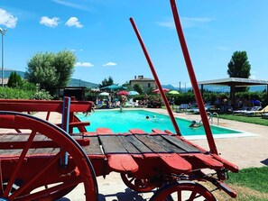 Alberca al aire libre por temporada y sombrillas en la alberca
