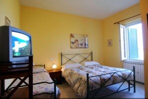 Dreibettzimmer | Schreibtisch, Bettwäsche