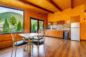Microwave, coffee/tea maker, cookware/dishes/utensils - OldTown★Private Room&Bath★Mountain view Terrace|3 persons (Brașov)
