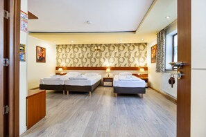 1 bedroom, iron/ironing board, free WiFi, bed sheets - OldTown★Private Room&Bath★Mountain view Terrace|3 persons (Brașov)