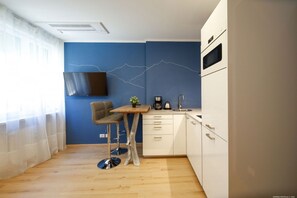 Réfrigérateur, micro-ondes, plaque de cuisson, lave-vaisselle