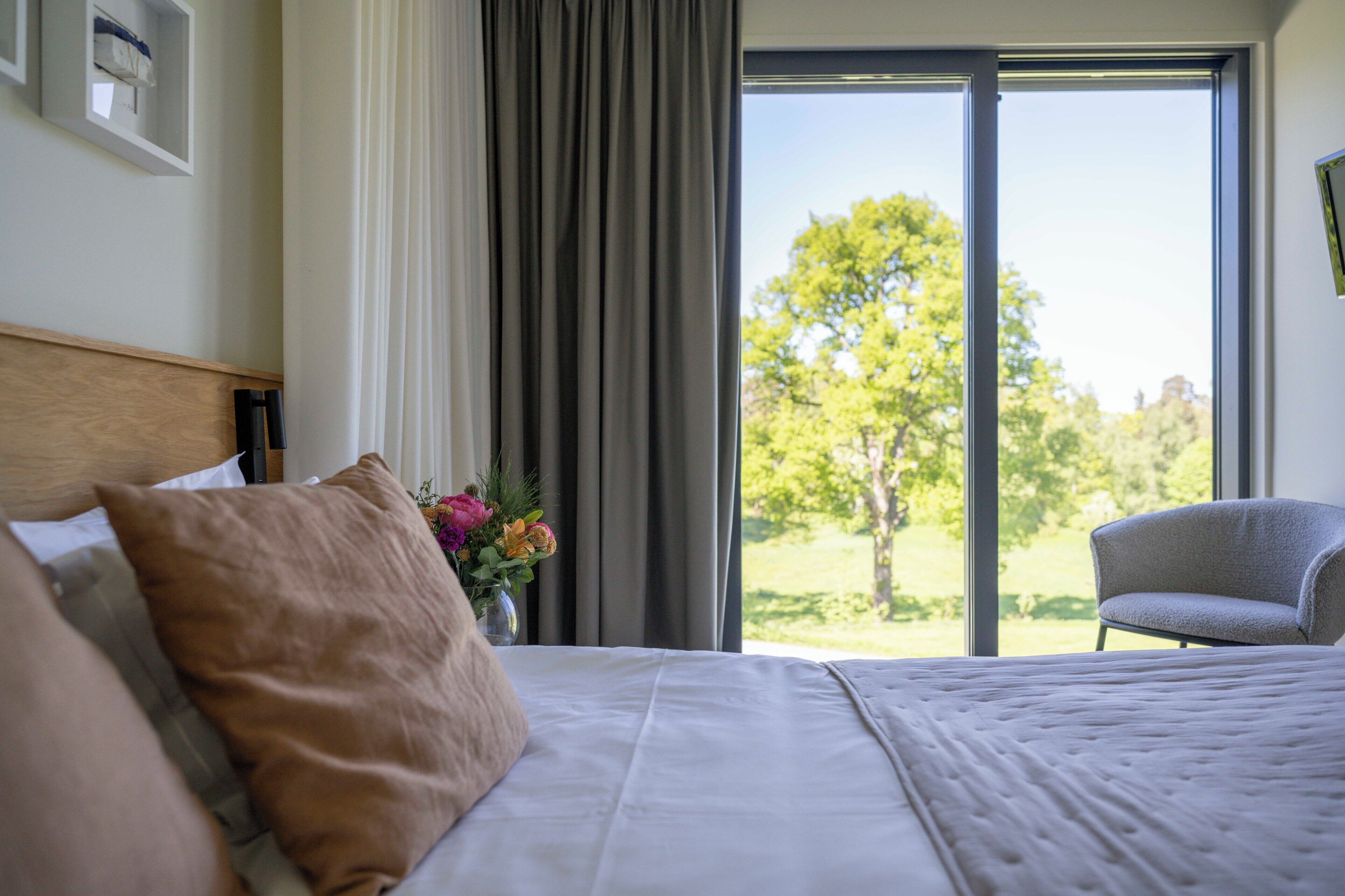 Queen Double Spa inkluderat/Spa included | Skrivebord, skrivebord for bærbar PC og blendingsgardiner