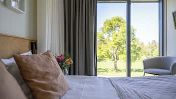 Queen Double Spa inkluderat/Spa included | Skrivebord, skrivebord for bærbar PC og blendingsgardiner