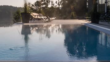 Indoor pool, 2 outdoor pools, pool loungers