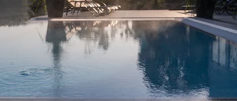 Piscine couverte, 2 piscines extérieures, chaises longues
