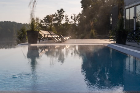 Una piscina techada, 2 piscinas al aire libre