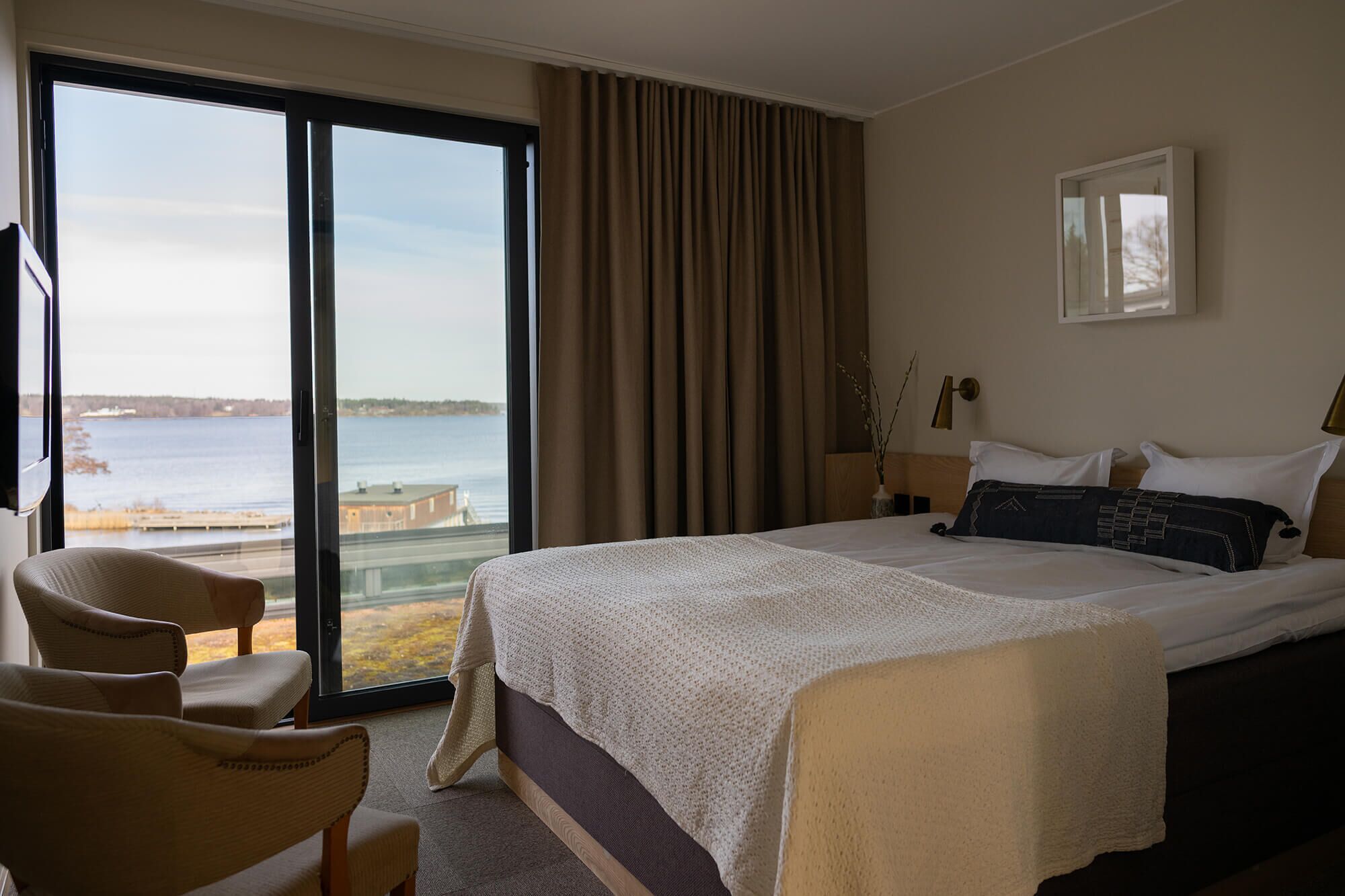 Queen Double Spa inkluderat/Spa included | Skrivebord, skrivebord for bærbar PC og blendingsgardiner