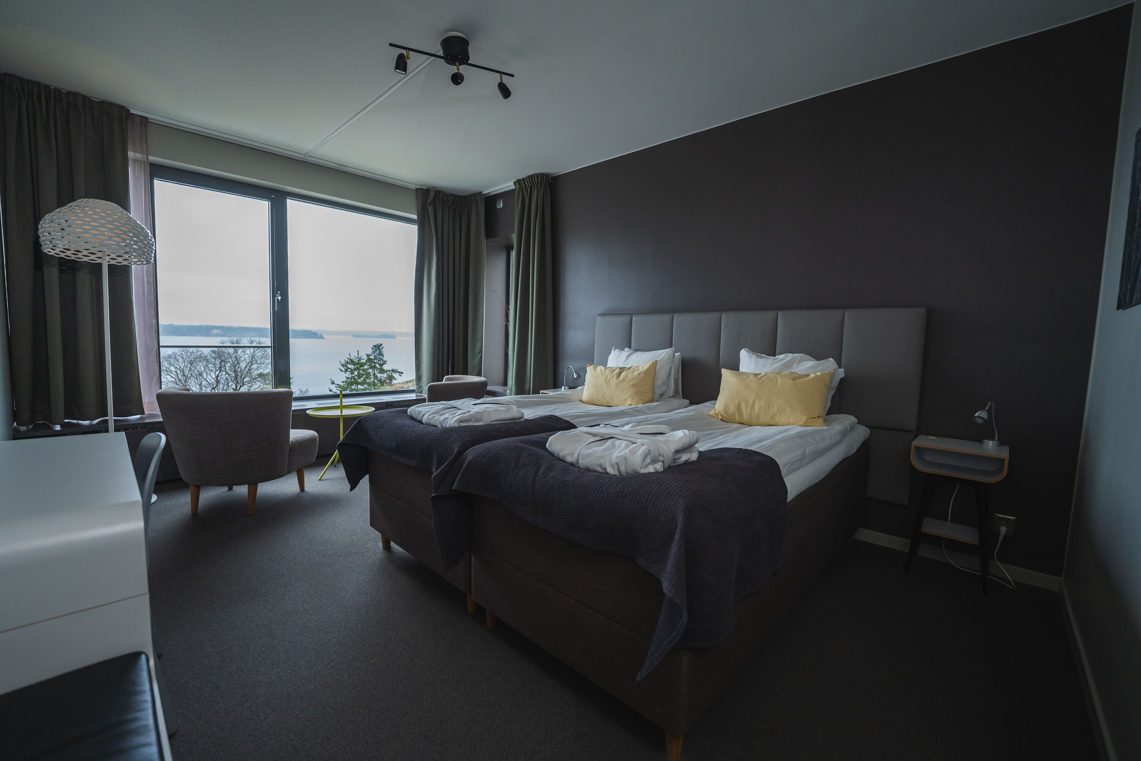 Twin Double Spa inkluderat/Spa included | デスク、ノートパソコン用作業スペース、遮光カーテン、WiFi (無料)