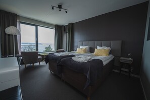 Twin Double Spa inkluderat/Spa included | Escritorio, espacio para trabajar con laptop y cortinas blackout 