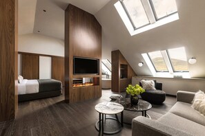 Grand Loft (The Lynx) | Premium bedding, Tempur-Pedic beds, minibar, in-room safe