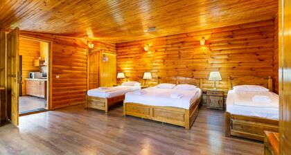 OldTown â
Chambre privĂ©e et salle de bain â
Terrasse avec vue sur la montagne | 4p