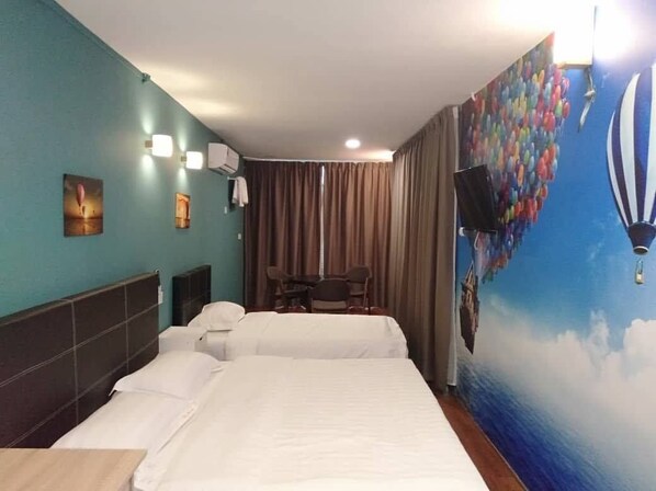 Triple Room | Blackout drapes, free WiFi, bed sheets