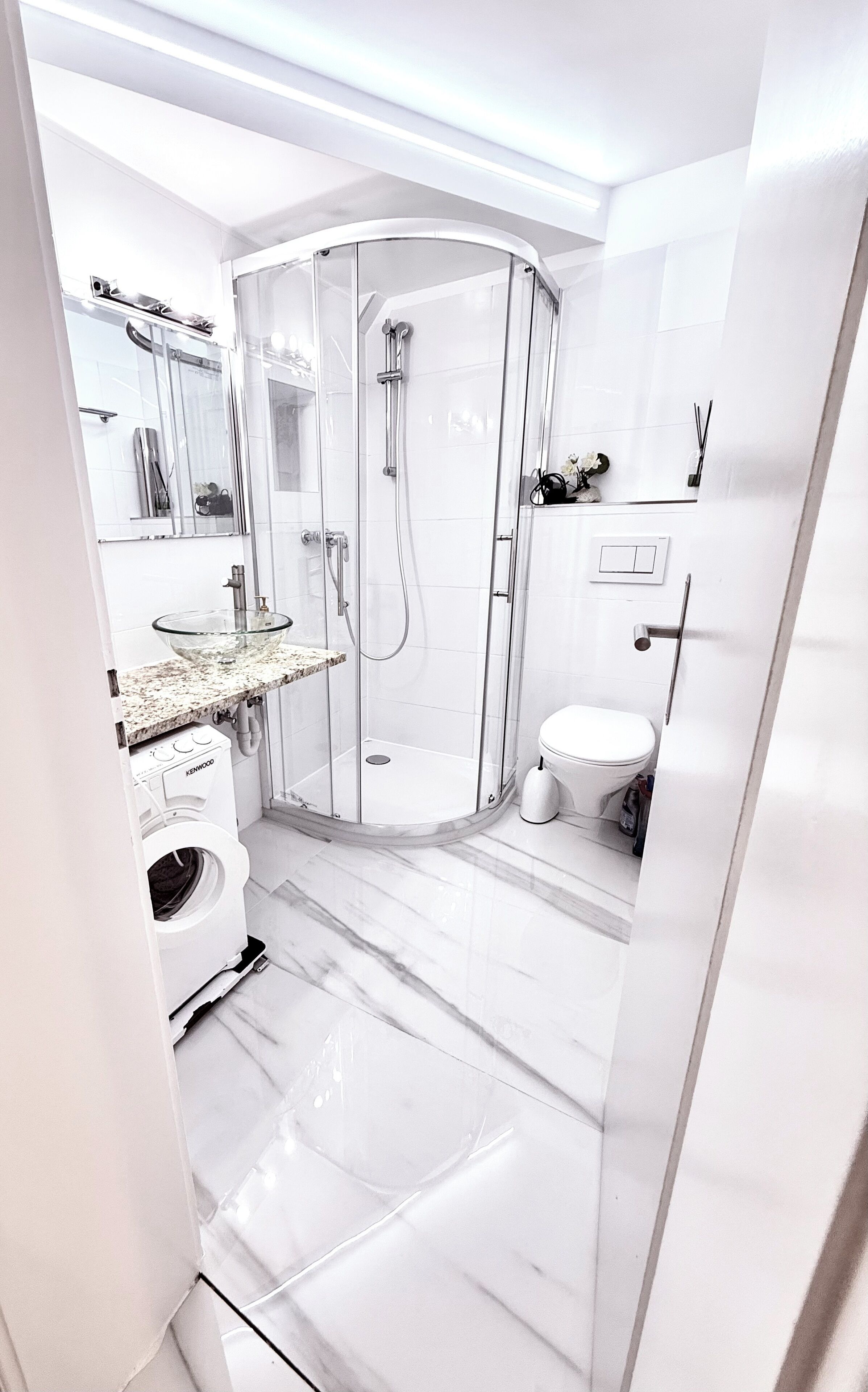 Badewanne, Haartrockner, Handtücher, Seife