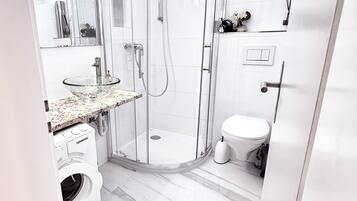 Badewanne, Haartrockner, Handtücher, Seife