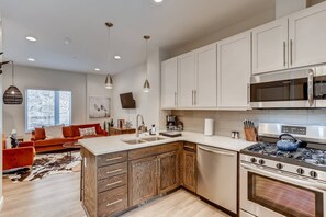 Private kitchen - The Honeysuckle Homestead Georgetown Living (Georgetown)
