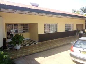 Room (VIP) | Desk, iron/ironing board, free cribs/infant beds, rollaway beds - Motel Mont Huye (Ngoma)