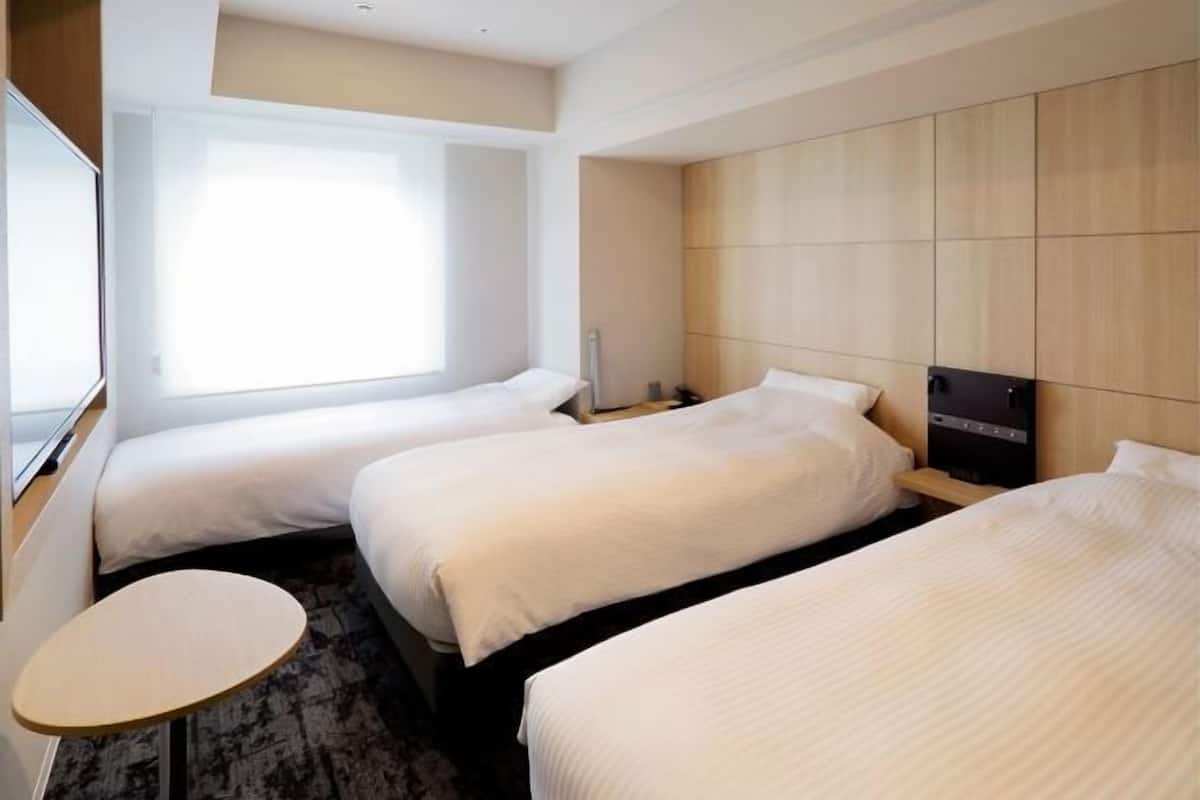 Tabla de planchar con plancha, wifi gratis y ropa de cama