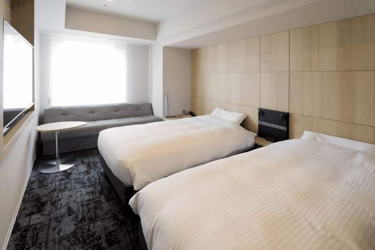 Tabla de planchar con plancha, wifi gratis y ropa de cama