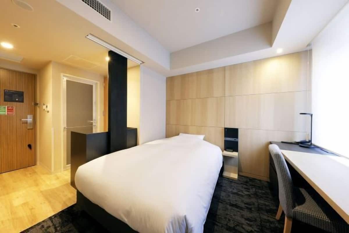 Tabla de planchar con plancha, wifi gratis y ropa de cama