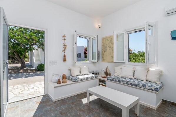 Living area - Villa in an oasis of peace close to the most beautiful beaches and all Milos services (Milos)