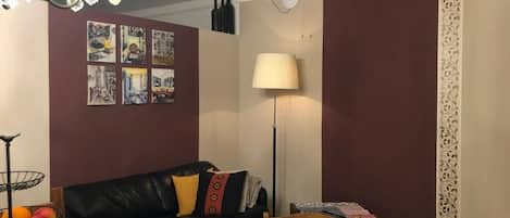 Appartement Confort, non-fumeur, salle de bain privée | Aire de séjour | Téléviseur à écran plat de 40 po avec télévision par satellite