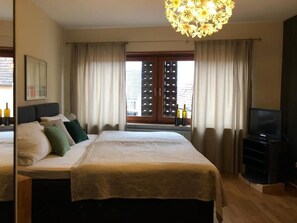 Apartament superior, balcó | Roba de llit d'alta qualitat i decoració individual 