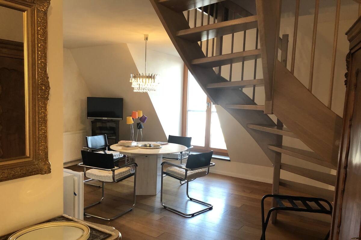 Living area | 40-inch flat-screen TV with satellite channels, TV, books