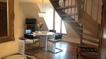 Wohnbereich | 40-Zoll-Flachbildfernseher mit Satellitenempfang, Fernseher, Bücher