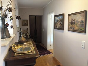 Deluxe Apartment, Balcony, Courtyard View | Living area | 40-inch flat-screen TV with satellite channels, TV, books - Gästehaus Susanne Pfaffmann (Landau in der Pfalz)