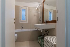 Ensemble douche/baignoire, sèche-cheveux, bidet, serviettes fournies