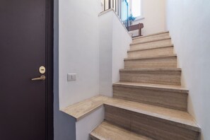 A staircase with wooden steps leading to a landing. - Three bedrooms in world-famous Via Giulia - Wifi, A/C, Washing machine (Roma)